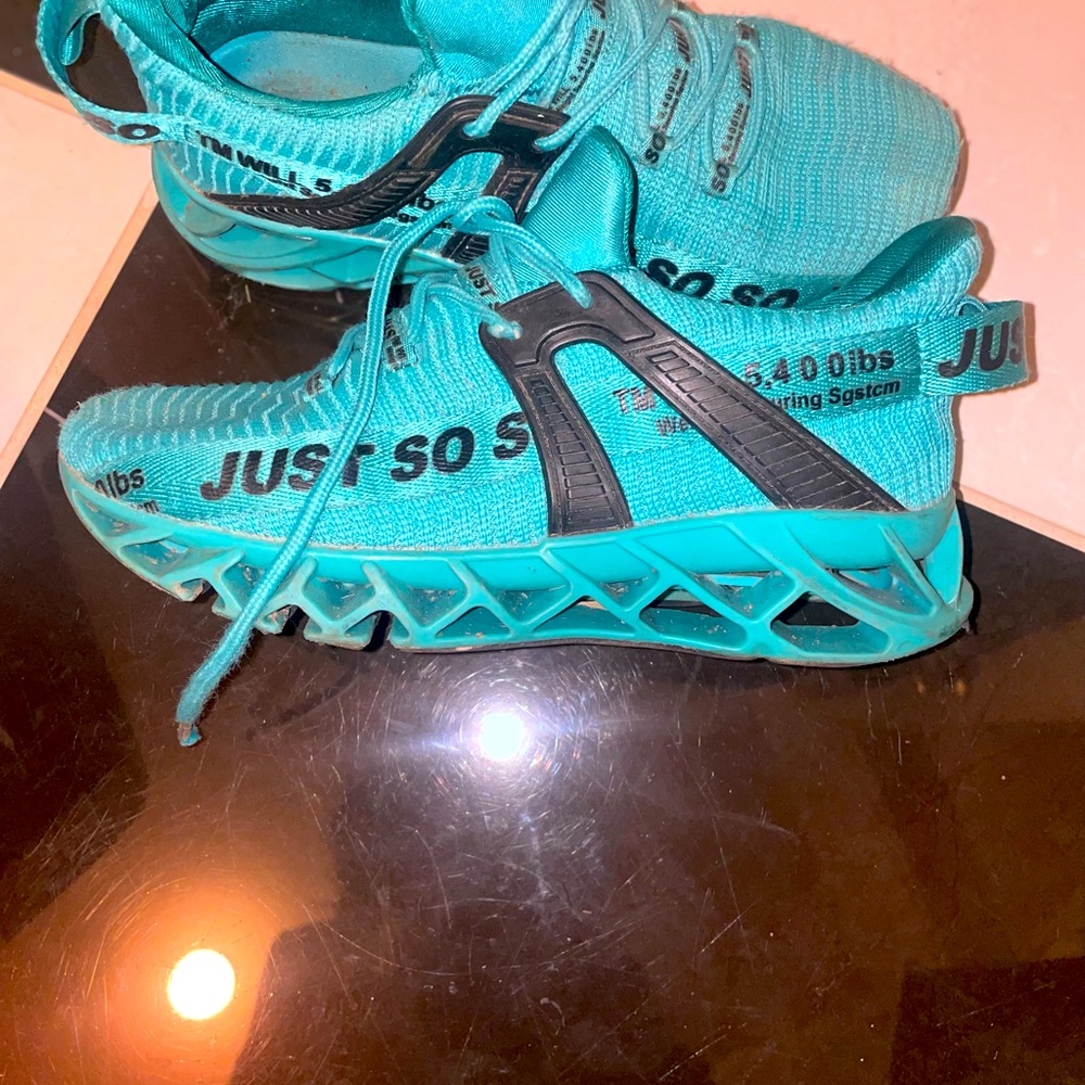 Running shoes like new, cushioned soles, mint laces and well made to last long